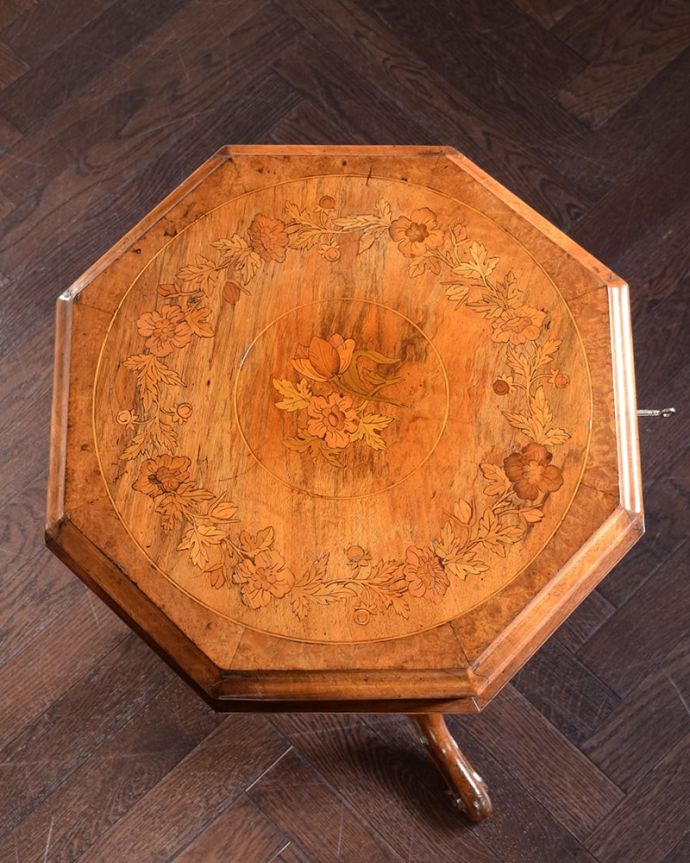 アンティークのテーブル　アンティーク家具　贅沢なアンティークの家具、ビクトリア時代を代表する象嵌が美しいソーイングテーブル。上から見た天板の表情も美しい…天板を上から見ると、こんな感じです。(q-2038-f)