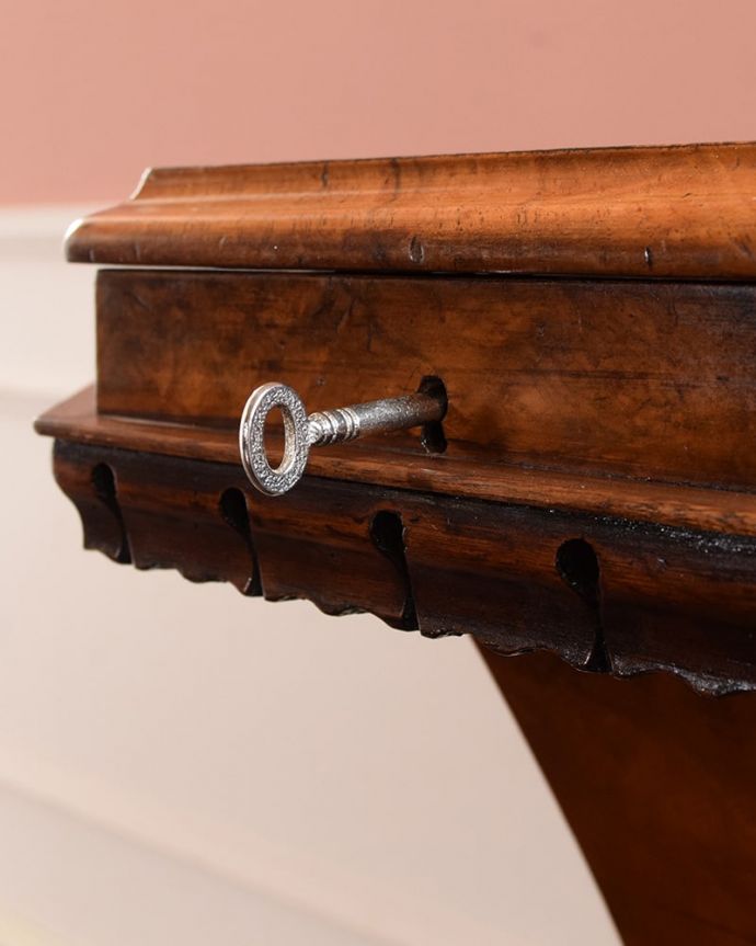 アンティークのテーブル　アンティーク家具　贅沢なアンティークの家具、ビクトリア時代を代表する象嵌が美しいソーイングテーブル。開ける度にワクワクカギも使えるように修復しました。(q-2038-f)