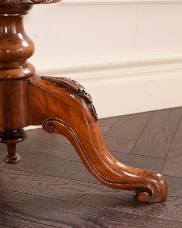 アンティークのテーブル　アンティーク家具　贅沢なアンティークの家具、ビクトリア時代を代表する象嵌が美しいソーイングテーブル。持ち上げなくても大丈夫！Handleのアンティークは、脚の裏にフェルトキーパーをお付けしています。(q-2038-f)