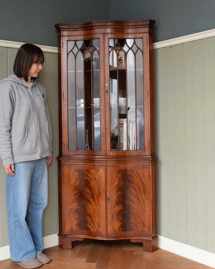 アンティークのキャビネット　アンティーク家具　お部屋の角にはまるコーナーキャビネット、マホガニー材のアンティーク家具。お部屋を角から格上げしてくれますインテリアの素敵な国から来た家具は使い方も美しい･･･お部屋の角から華やかな雰囲気を作ってくれます。(q-2039-f)