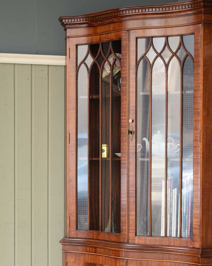 アンティークのキャビネット　アンティーク家具　お部屋の角にはまるコーナーキャビネット、マホガニー材のアンティーク家具。お部屋の角にピタッと収まる飾り棚お部屋の角にピッタリ収まっちゃうから、どこでも使える便利なコーナーキャビネット。(q-2039-f)