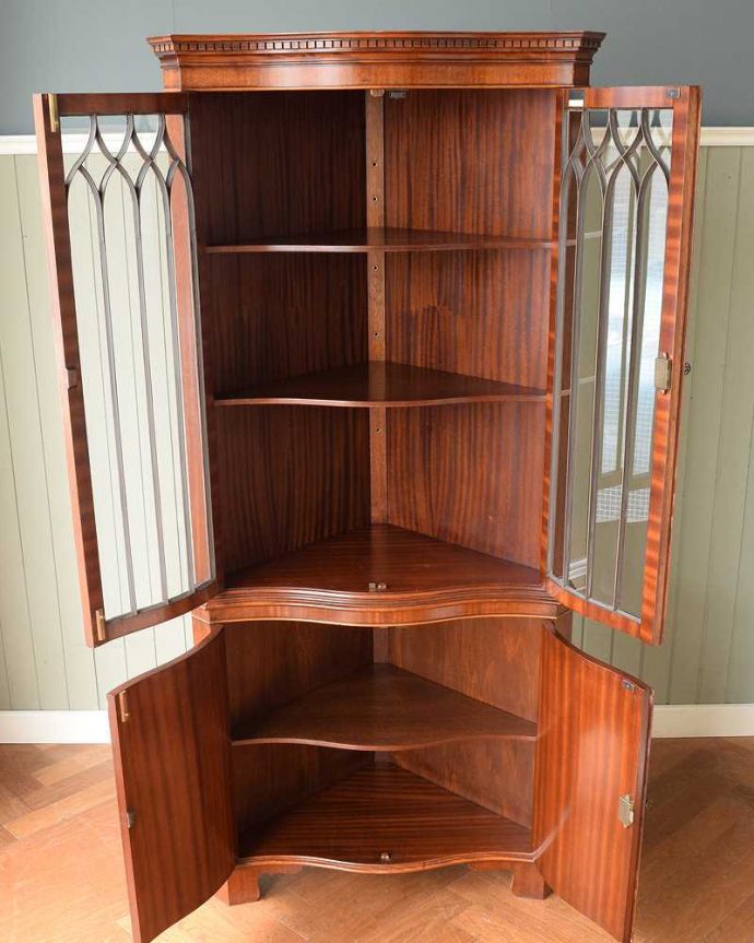 アンティークのキャビネット　アンティーク家具　お部屋の角にはまるコーナーキャビネット、マホガニー材のアンティーク家具。扉を開けてみると･･･専門の職人がしっかり修復していますので、扉の中はピカピカです。(q-2039-f)