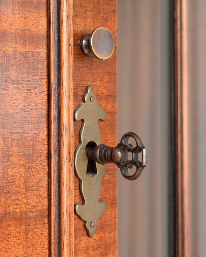 アンティークのキャビネット　アンティーク家具　お部屋の角にはまるコーナーキャビネット、マホガニー材のアンティーク家具。開ける度にワクワクアンティークらしい取っ手のデザイン。(q-2039-f)