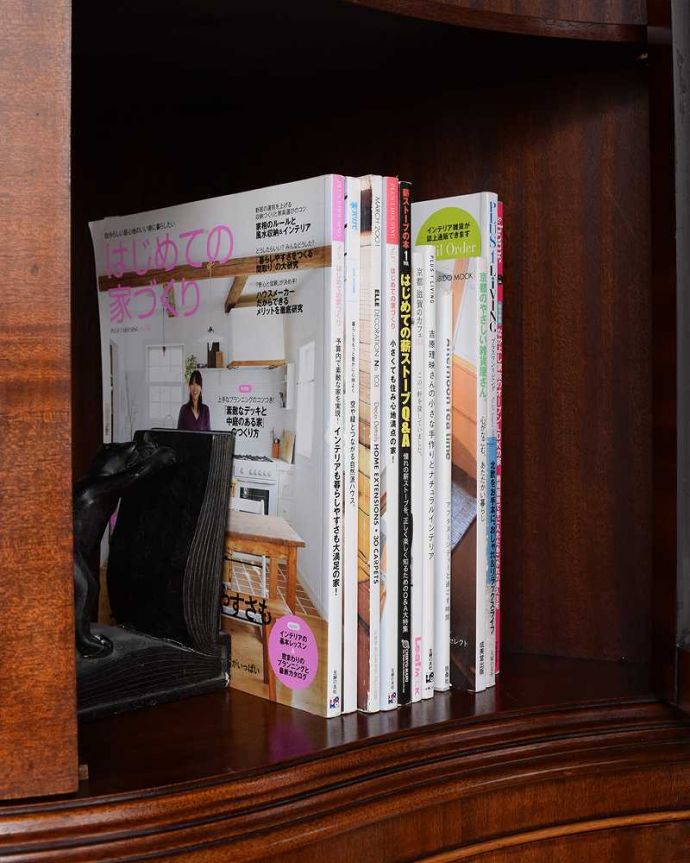 アンティークのキャビネット　アンティーク家具　お部屋の角にはまるコーナーキャビネット、マホガニー材のアンティーク家具。扉の中は収納たっぷりA4サイズの雑誌までしっかり収納出来ちゃう大きさ。(q-2039-f)