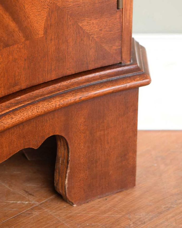 アンティークのキャビネット　アンティーク家具　お部屋の角にはまるコーナーキャビネット、マホガニー材のアンティーク家具。女性１人でラクラク運べちゃうんですHandleのアンティークは、脚の裏にフェルトキーパーをお付けしています。(q-2039-f)