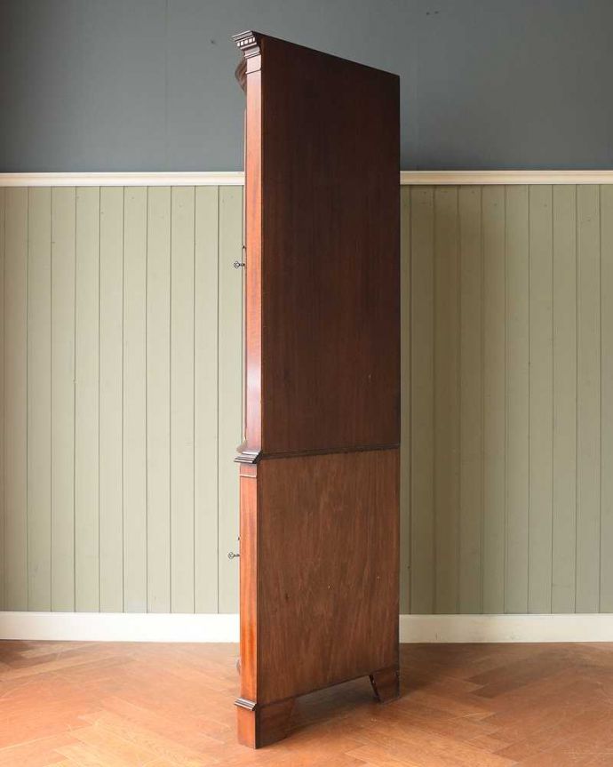 アンティークのキャビネット　アンティーク家具　お部屋の角にはまるコーナーキャビネット、マホガニー材のアンティーク家具。横から見ると、こんな感じ壁にピタッと収まる部分は三角形になっています。(q-2039-f)