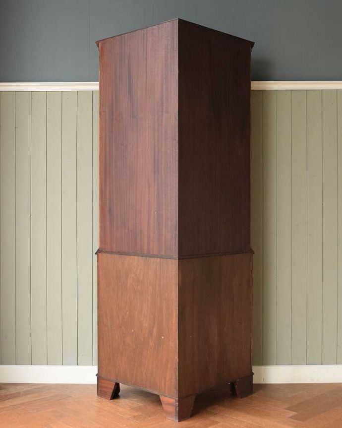 アンティークのキャビネット　アンティーク家具　お部屋の角にはまるコーナーキャビネット、マホガニー材のアンティーク家具。壁で見えないけれど、後ろ姿もキレイです見えない部分もきちんと修復しているので、キレイに仕上がっています。(q-2039-f)