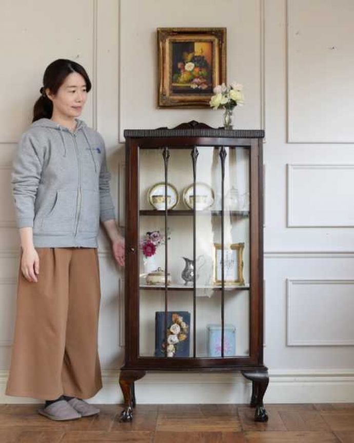 アンティークのキャビネット アンティーク家具 英国から輸入したアンティーク家具、美しいアンティークのガラスキャビネット。どこにでも置けちゃうサイズが魅力のキャビネットちょっとしたスペースがあればどこにでも置けちゃうコンパクトサイズのガラスキャビネット。(q-2040-f)
