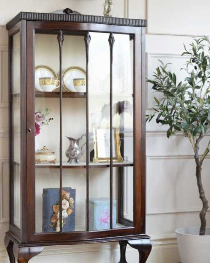 アンティークのキャビネット アンティーク家具 英国から輸入したアンティーク家具、美しいアンティークのガラスキャビネット。ガラス越しに中をのぞいてみると・・・中に入れたものが、なんだかちょっと高級に見えちゃうんです。(q-2040-f)