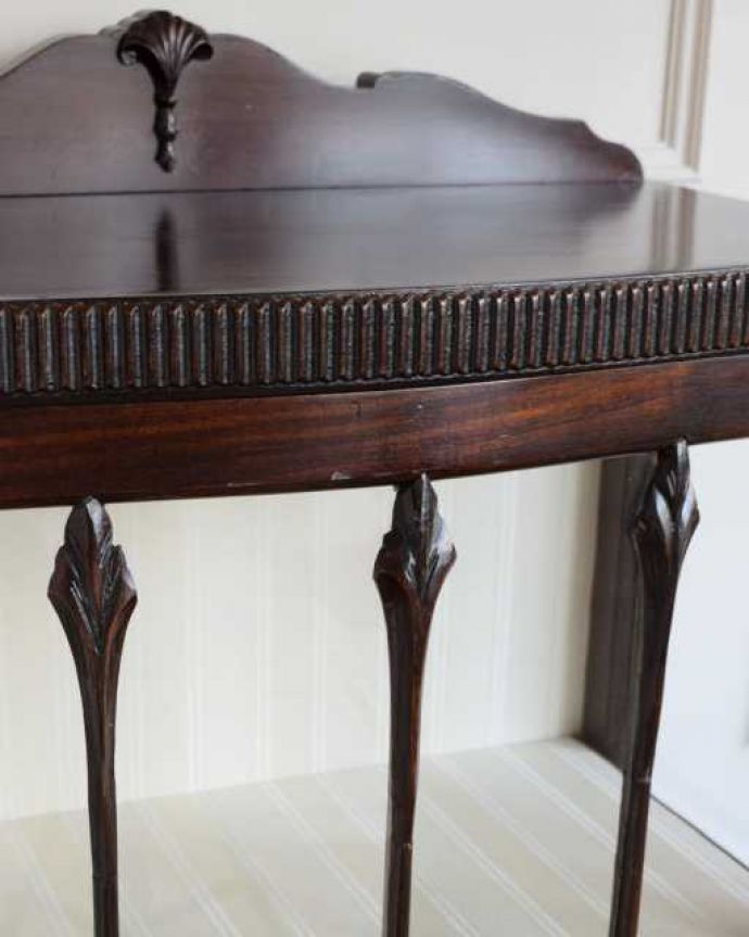 アンティークのキャビネット アンティーク家具 英国から輸入したアンティーク家具、美しいアンティークのガラスキャビネット。美しい装飾にうっとり…ガラス面の装飾が上品なアクセントに。(q-2040-f)