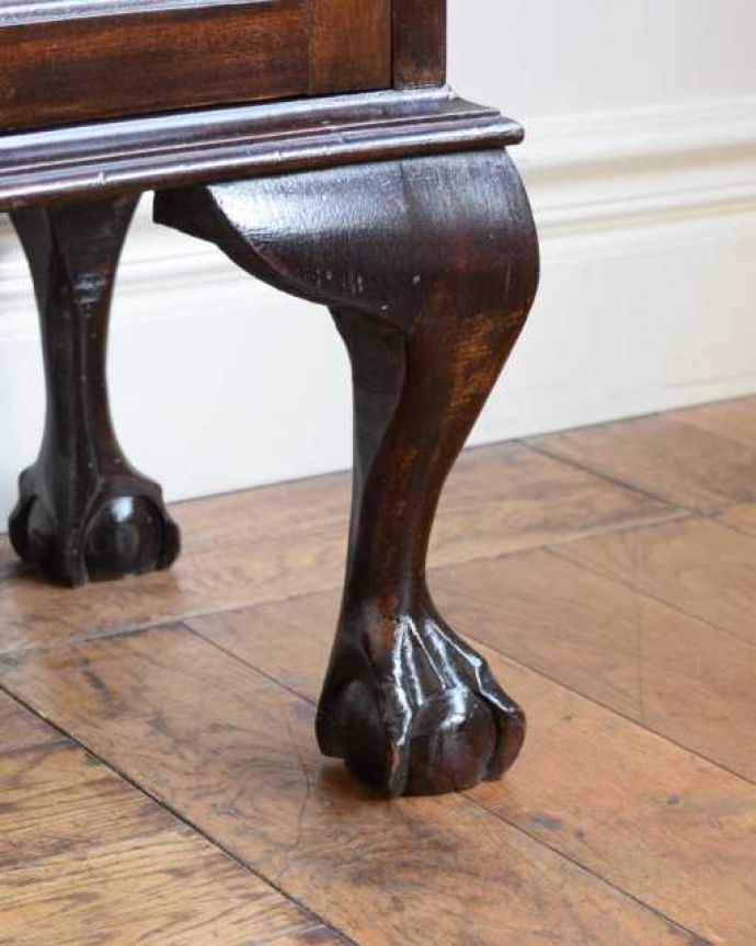 アンティークのキャビネット アンティーク家具 英国から輸入したアンティーク家具、美しいアンティークのガラスキャビネット。女性1人でラクラク運べちゃう仕掛けHandleのアンティークは、脚の裏にフェルトキーパーをお付けしています。(q-2040-f)