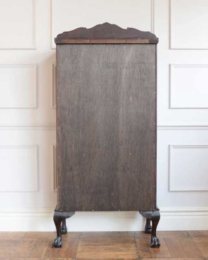 アンティークのキャビネット アンティーク家具 英国から輸入したアンティーク家具、美しいアンティークのガラスキャビネット。修復してあるので後姿もキレイ!アンティークは新品ではないので、もちろん経年変化によるキズはありますが、専門の職人がキレイに修復したので、後ろ姿もキレイです。(q-2040-f)