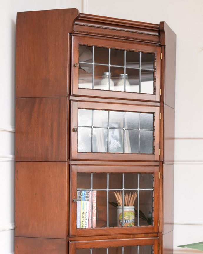 アンティークのキャビネット　アンティーク家具　英国のアンティーク家具、ステンドグラス扉が素敵なスタッキングブックケース。ガラス越しに中をのぞいてみると･･･こんなにおしゃれな家具が事務機器だったなんて考えられないくらい。(q-2041-f)