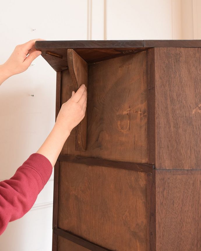 アンティークのキャビネット　アンティーク家具　英国のアンティーク家具、ステンドグラス扉が素敵なスタッキングブックケース。背中にも仕掛け天板が折りたためるので、コーナー用にも、壁にピタッとくっつけても使えます。(q-2041-f)