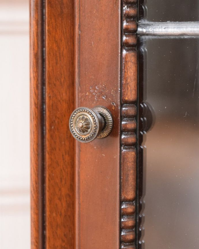 アンティークのキャビネット　アンティーク家具　英国のアンティーク家具、ステンドグラス扉が素敵なスタッキングブックケース。開ける度にワクワク･･･取っ手もアンティーク家具らしいデザインです。(q-2041-f)