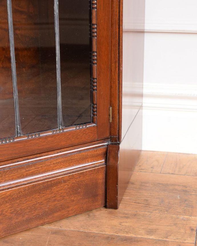 アンティークのキャビネット　アンティーク家具　英国のアンティーク家具、ステンドグラス扉が素敵なスタッキングブックケース。女性１人でも運べますHandleのアンティークは、脚の裏にフェルトキーパーをお付けしているので、女性でも床を滑らせて移動が出来ます。(q-2041-f)