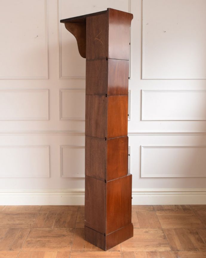 アンティークのキャビネット　アンティーク家具　英国のアンティーク家具、ステンドグラス扉が素敵なスタッキングブックケース。横から見ると･･･コーナー用で使う時は、天板をぴょこんと出して下さい。(q-2041-f)