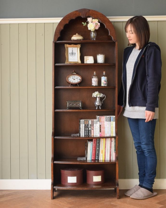 アンティークのキャビネット　アンティーク家具　英国スタイルのたっぷり収納できるブックシェルフ、オープンタイプのアンティーク家具。なんでも便利に収納できるオープンタイプの本棚本棚としてしっかり作られたオープンタイプのブックシェルフ。(q-2042-f)