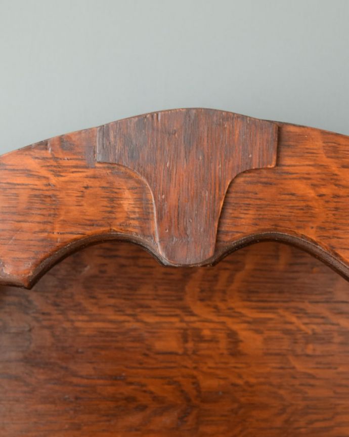 アンティークのキャビネット　アンティーク家具　英国スタイルのたっぷり収納できるブックシェルフ、オープンタイプのアンティーク家具。いろんな場所にこだわり彫のデザインもいろいろです。(q-2042-f)