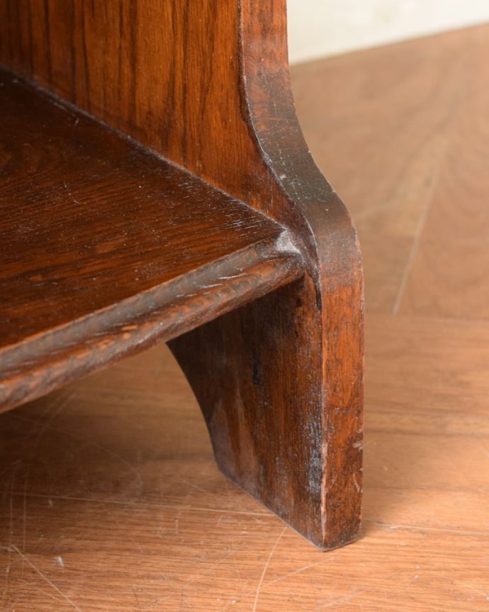 アンティークのキャビネット　アンティーク家具　英国スタイルのたっぷり収納できるブックシェルフ、オープンタイプのアンティーク家具。女性1人でラクラク運べちゃう仕掛けHandleのアンティークは、脚の裏にフェルトキーパーをお付けしています。(q-2042-f)