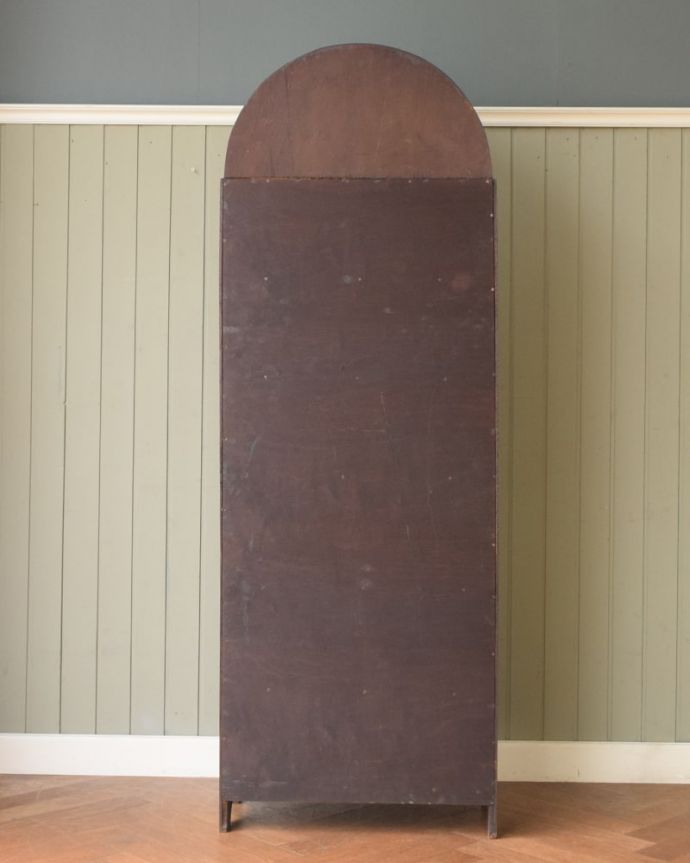 アンティークのキャビネット　アンティーク家具　英国スタイルのたっぷり収納できるブックシェルフ、オープンタイプのアンティーク家具。後ろ姿もキレイですアンティークは新品ではないので、もちろん経年変化によるキズはありますが、専門の職人が修復したので、後ろ姿もキレイです。(q-2042-f)