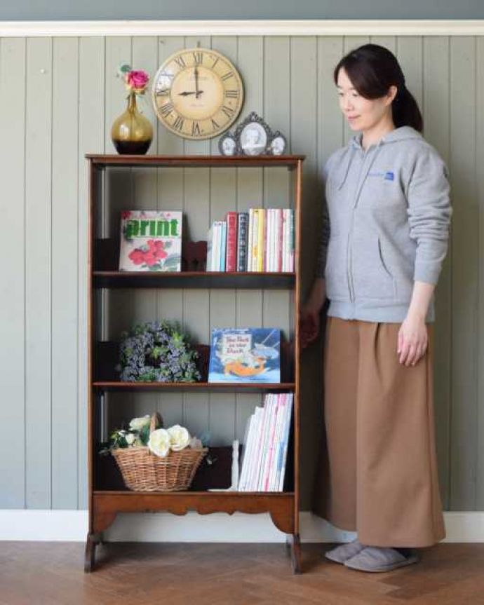 アンティークのキャビネット　アンティーク家具　英国スタイルのアンティーク家具、オープン棚のブックシェルフ（本棚）。お気に入りを飾りながらオシャレに収納好きな雑貨や本、写真やおもちゃなどをなんでも置くだけで不思議とオシャレになっちゃいますよ。(q-2043-f)