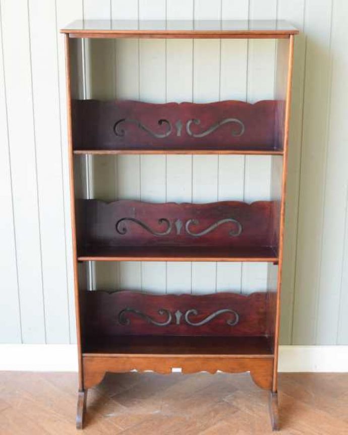 アンティークのキャビネット　アンティーク家具　英国スタイルのアンティーク家具、オープン棚のブックシェルフ（本棚）。色んな場所で大活躍リビング収納としてや、寝室や書斎の本棚として・・色んな場所でお使いいただけます。(q-2043-f)