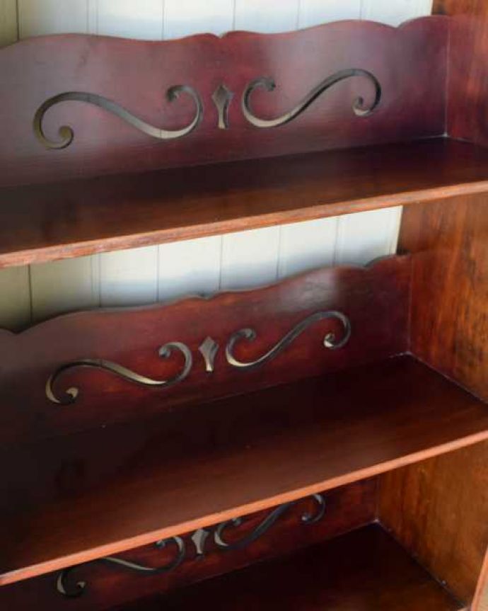 アンティークのキャビネット　アンティーク家具　英国スタイルのアンティーク家具、オープン棚のブックシェルフ（本棚）。いろんな場所にこだわり彫のデザインもいろいろです。(q-2043-f)