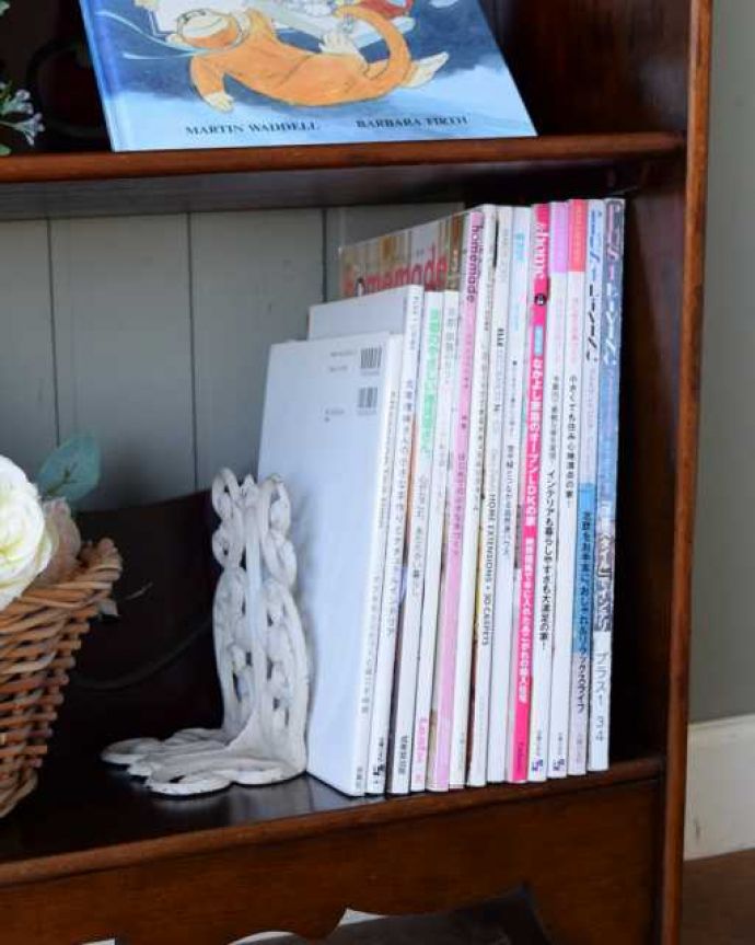 アンティークのキャビネット　アンティーク家具　英国スタイルのアンティーク家具、オープン棚のブックシェルフ（本棚）。A4サイズも収納出来ちゃう優れものA4サイズの雑誌までしっかり収納出来ちゃう大きさ。(q-2043-f)