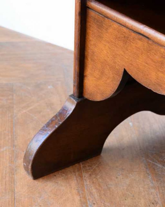 アンティークのキャビネット　アンティーク家具　英国スタイルのアンティーク家具、オープン棚のブックシェルフ（本棚）。女性1人でラクラク運べちゃう仕掛けHandleのアンティークは、脚の裏にフェルトキーパーをお付けしています。(q-2043-f)