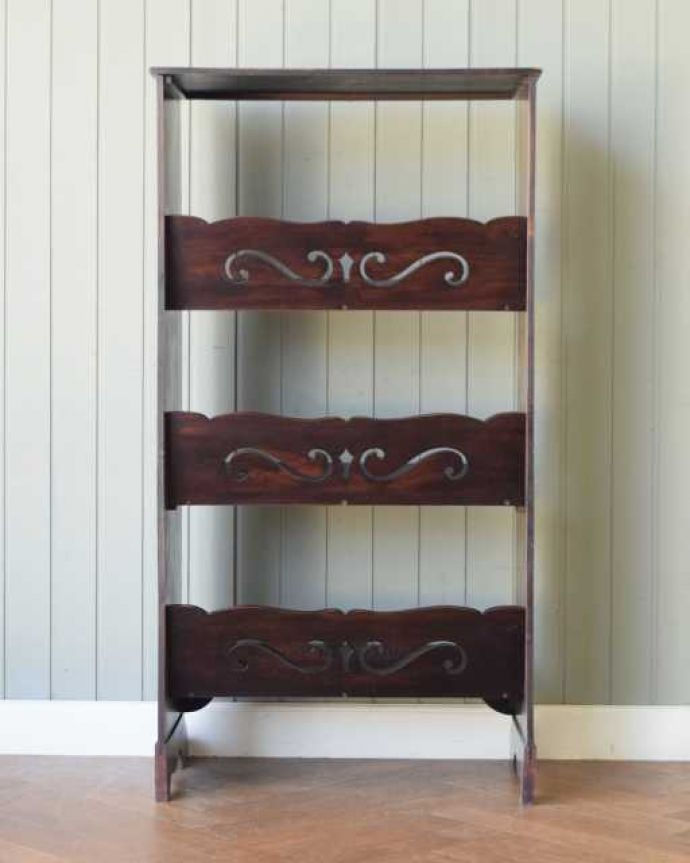 アンティークのキャビネット　アンティーク家具　英国スタイルのアンティーク家具、オープン棚のブックシェルフ（本棚）。キレイに修復しました！アンティークは新品ではないので、もちろん経年変化によるキズはありますが、専門の職人がキレイにお直しをしているので、後ろ姿までキレイです。(q-2043-f)