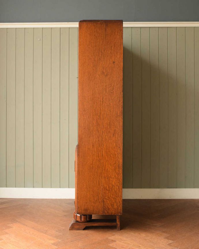 アンティークのキャビネット　アンティーク家具　イギリスアンティークの収納家具、お花の彫刻入りのブックケース（キャビネット）。横から見てもステキ横顔だって英国アンティークらしくカッコイイんです。(q-2044-f)