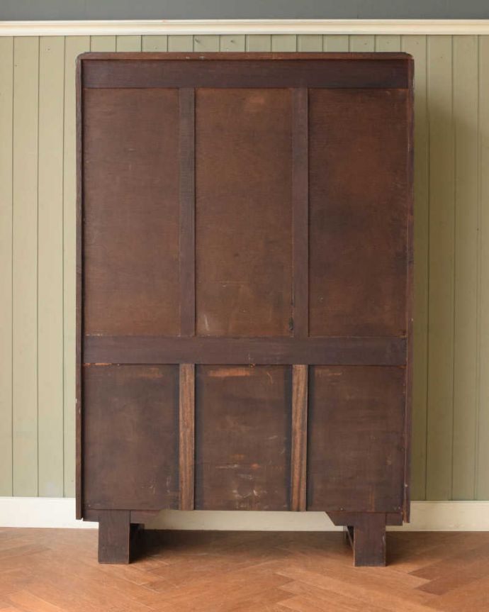 アンティークのキャビネット　アンティーク家具　イギリスアンティークの収納家具、お花の彫刻入りのブックケース（キャビネット）。後ろ姿もキレイですアンティークは新品ではないので、もちろん経年変化によるキズはありますが、専門の職人が修復したので後ろ姿にも自信があります。(q-2044-f)