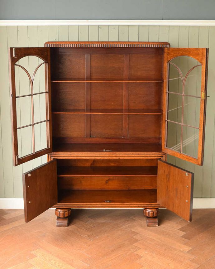 アンティークのキャビネット　アンティーク家具　イギリスアンティークの収納家具、お花の彫刻入りのブックケース（キャビネット）。扉を開けると･･･重い本がたっぷり収納できるように頑丈に作られています。(q-2044-f)