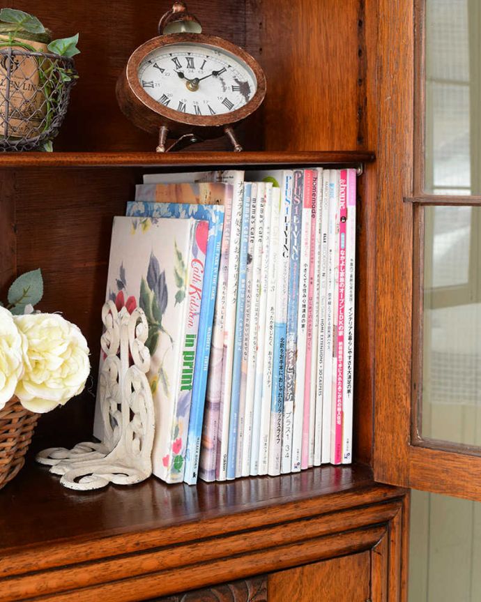 アンティークのキャビネット　アンティーク家具　イギリスアンティークの収納家具、お花の彫刻入りのブックケース（キャビネット）。しっかり収納できますA4サイズの雑誌までしっかり収納出来ちゃう優れもの。(q-2044-f)