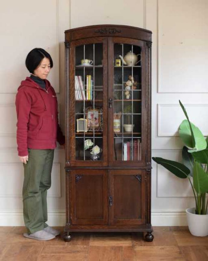 アンティークのキャビネット　アンティーク家具　書斎に使ってみたいアンティーク家具、英国輸入のブックケース（本棚）。ステンドグラスの扉が美しいキャビネット扉がステンドグラスになっているから、キャビネットとステンドグラスの両方を一気に手に入れることが出来ちゃうんです。(q-2045-f)