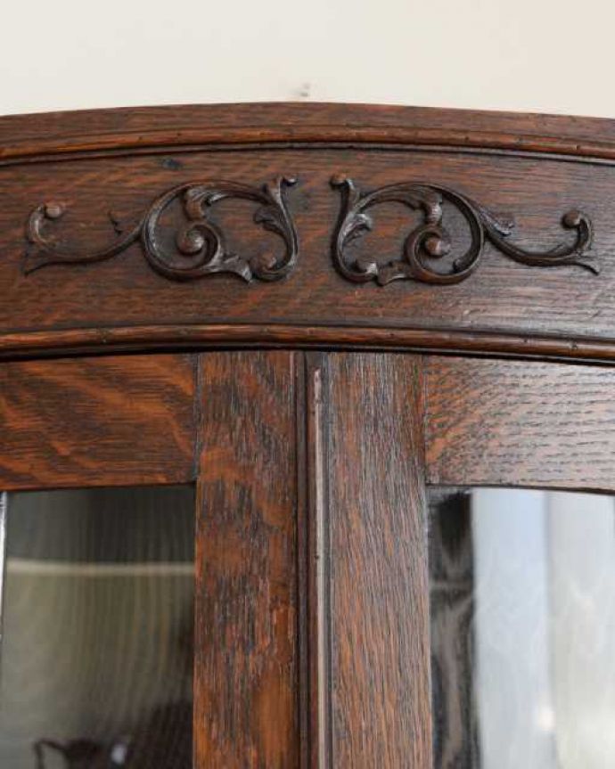 アンティークのキャビネット　アンティーク家具　書斎に使ってみたいアンティーク家具、英国輸入のブックケース（本棚）。いろんな場所にこだわり彫のデザインもいろいろです。(q-2045-f)