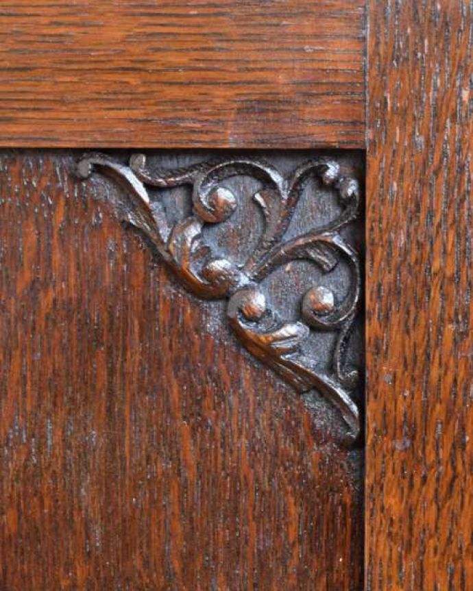 アンティークのキャビネット　アンティーク家具　書斎に使ってみたいアンティーク家具、英国輸入のブックケース（本棚）。惚れ惚れしちゃう美しさこんなに堅い無垢材に一体どうやって彫ったんだろう？と不思議になるくらい細かい彫にうっとりです。(q-2045-f)