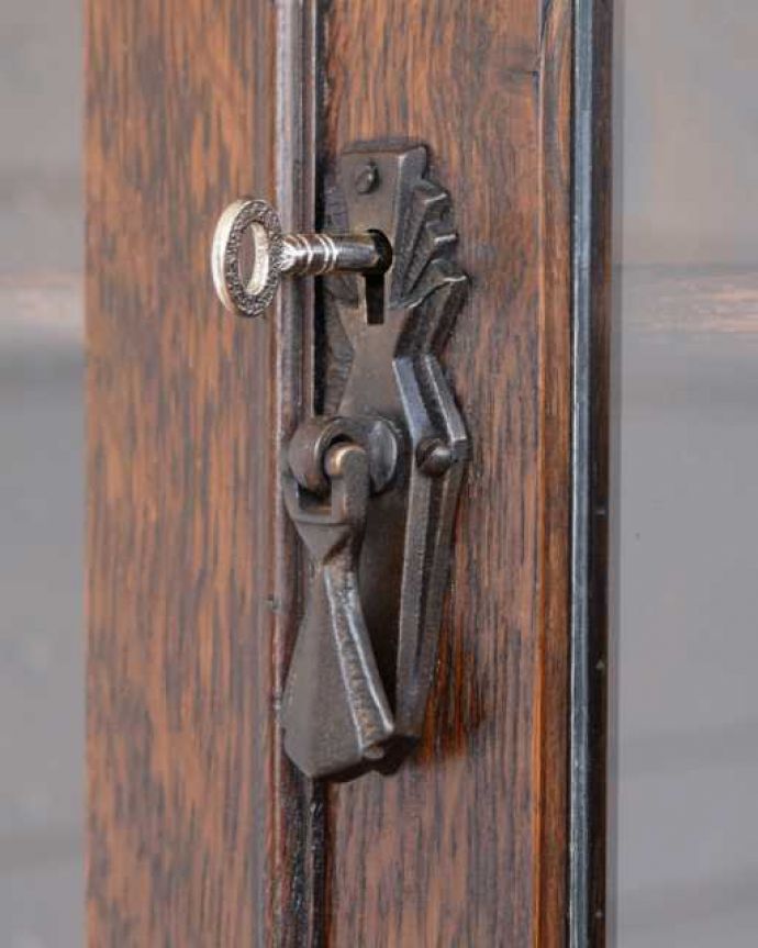 アンティークのキャビネット　アンティーク家具　書斎に使ってみたいアンティーク家具、英国輸入のブックケース（本棚）。小さなパーツにもこだわりカギも使えるように修復しました。(q-2045-f)