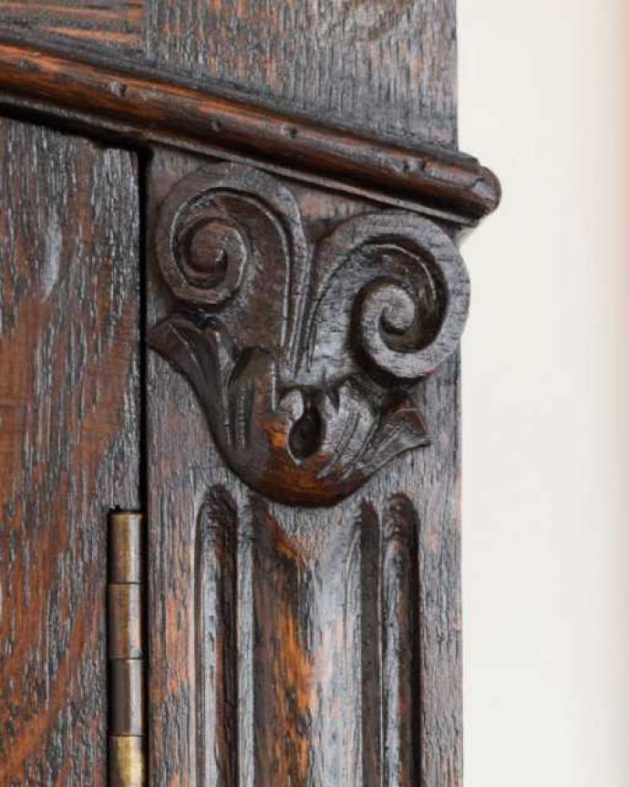 アンティークのキャビネット　アンティーク家具　書斎に使ってみたいアンティーク家具、英国輸入のブックケース（本棚）。うっとりする美しさアンティークだから手に入る美しい彫。(q-2045-f)