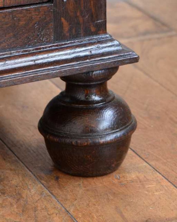 アンティークのキャビネット　アンティーク家具　書斎に使ってみたいアンティーク家具、英国輸入のブックケース（本棚）。女性１人でラクラク運べちゃうんですHandleのアンティークは、脚の裏にフェルトキーパーをお付けしています。(q-2045-f)