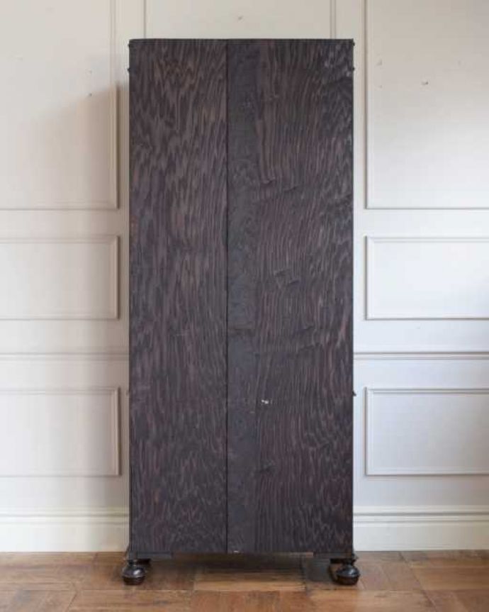 アンティークのキャビネット　アンティーク家具　書斎に使ってみたいアンティーク家具、英国輸入のブックケース（本棚）。後ろ姿にも気を使ってますアンティークは新品ではないので、もちろん経年変化によるキズはありますが、専門の職人がキレイにお直しをしているので、後ろ姿までキレイです。(q-2045-f)