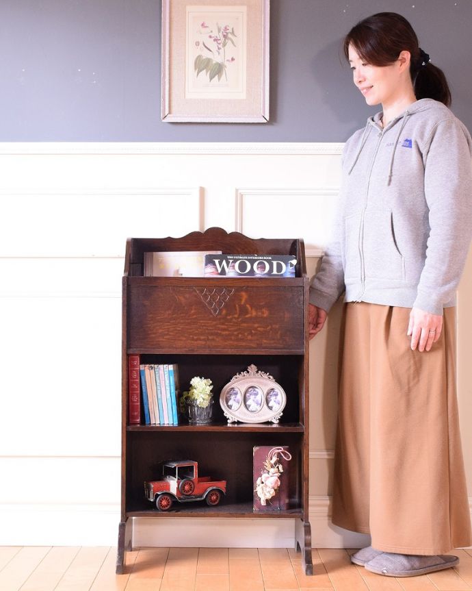 アンティークのキャビネット アンティーク家具 本を読むのが楽しくなる棚付きの英国アンティーク マガジンラック。マガジンラックと本棚が一緒になった英国家具オープンタイプの本棚の上にマガジンラックが付いた便利なアンティーク家具。(q-2047-f)