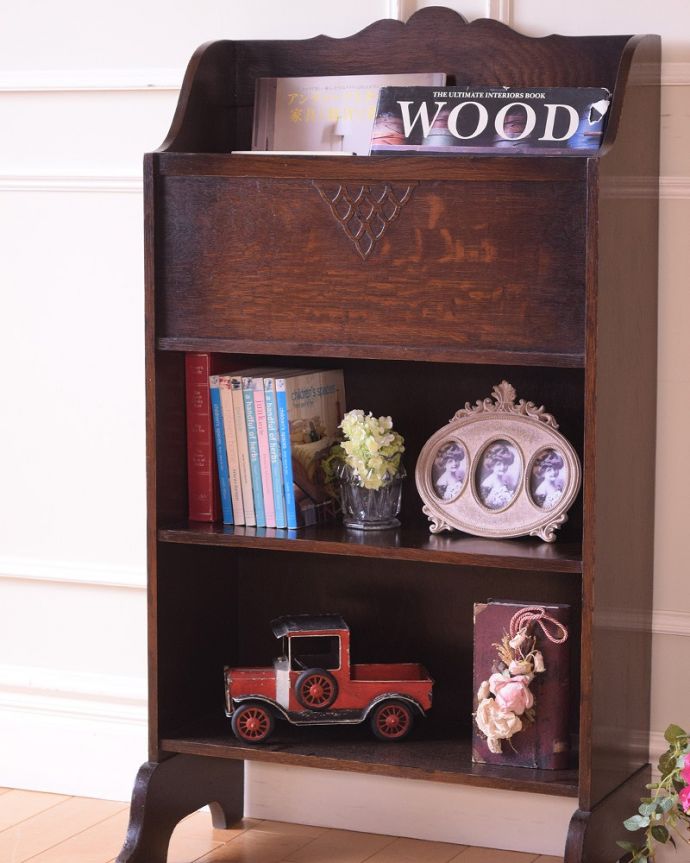 アンティークのキャビネット アンティーク家具 本を読むのが楽しくなる棚付きの英国アンティーク マガジンラック。意外とたっぷり収納できるんです。(q-2047-f)