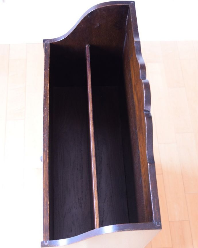 アンティークのキャビネット アンティーク家具 本を読むのが楽しくなる棚付きの英国アンティーク マガジンラック。上から見るとこんな感じです。(q-2047-f)