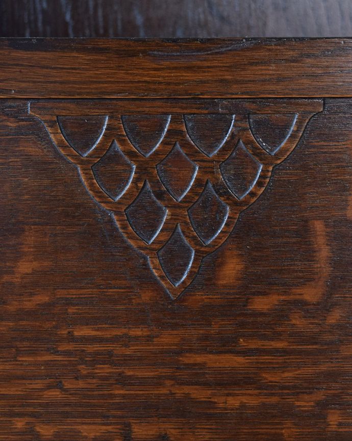 アンティークのキャビネット アンティーク家具 本を読むのが楽しくなる棚付きの英国アンティーク マガジンラック。いろんな場所にこだわり彫のデザインもいろいろです。(q-2047-f)