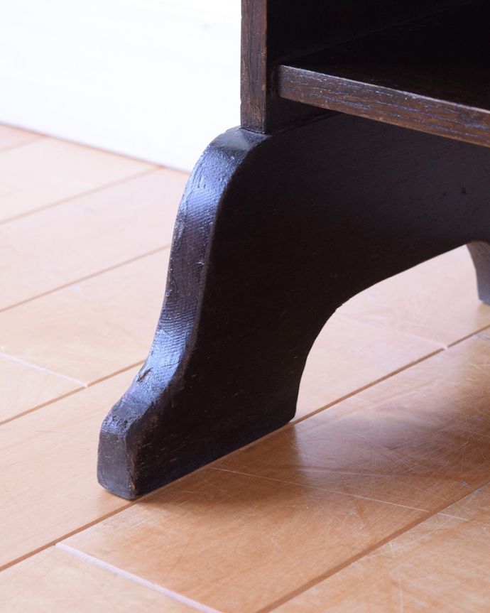 アンティークのキャビネット アンティーク家具 本を読むのが楽しくなる棚付きの英国アンティーク マガジンラック。女性1人でラクラク運べちゃう仕掛けHandleのアンティークは、脚の裏にフェルトキーパーをお付けしています。(q-2047-f)