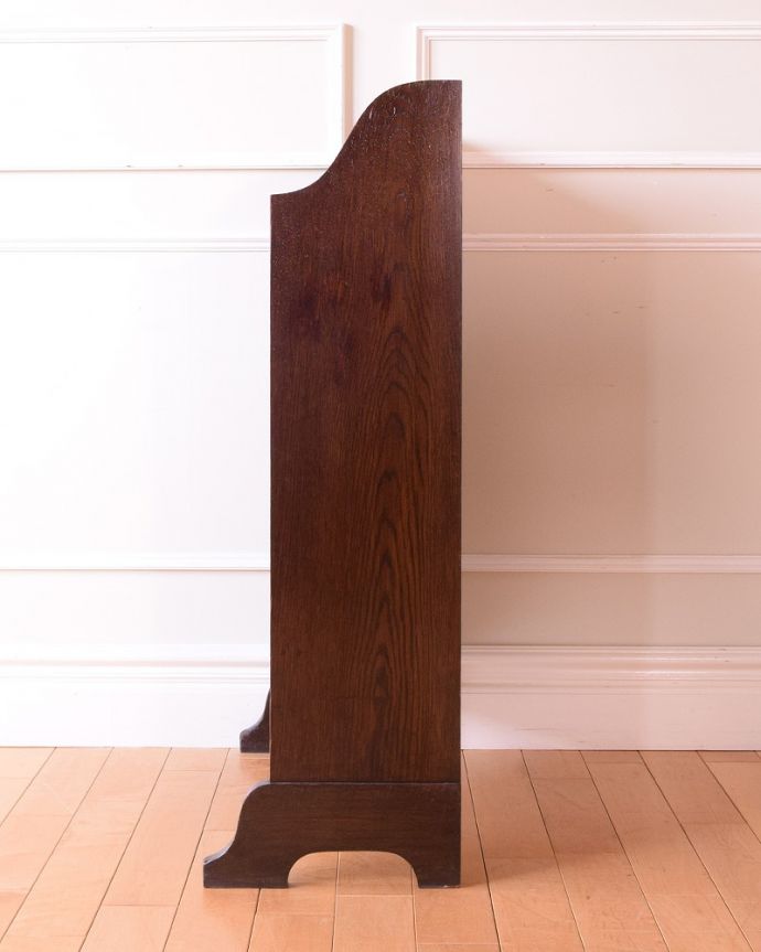 アンティークのキャビネット アンティーク家具 本を読むのが楽しくなる棚付きの英国アンティーク マガジンラック。横から見ても素敵なんですしっかり修復してあるのでどんな場所に置いて見てもらってもカッコいいです。(q-2047-f)