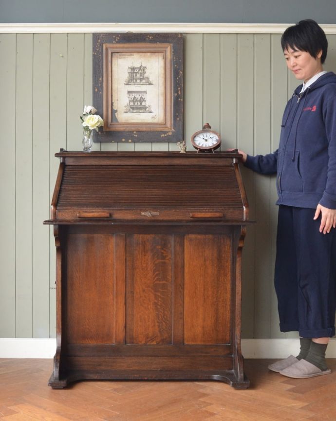 ビューロー　アンティーク家具　英国から届いためずらしいアンティーク家具、ロールアップ扉のライティングビューロー。とってもめずらしいビューロー今まで見たことがないめずらしいビューロー。(q-2048-f)