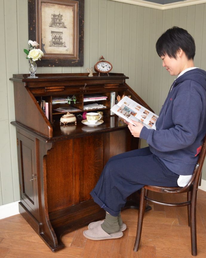 ビューロー　アンティーク家具　英国から届いためずらしいアンティーク家具、ロールアップ扉のライティングビューロー。あっという間に自分だけのデスク扉をロールアップさせるとデスクになっちゃう便利さ。(q-2048-f)